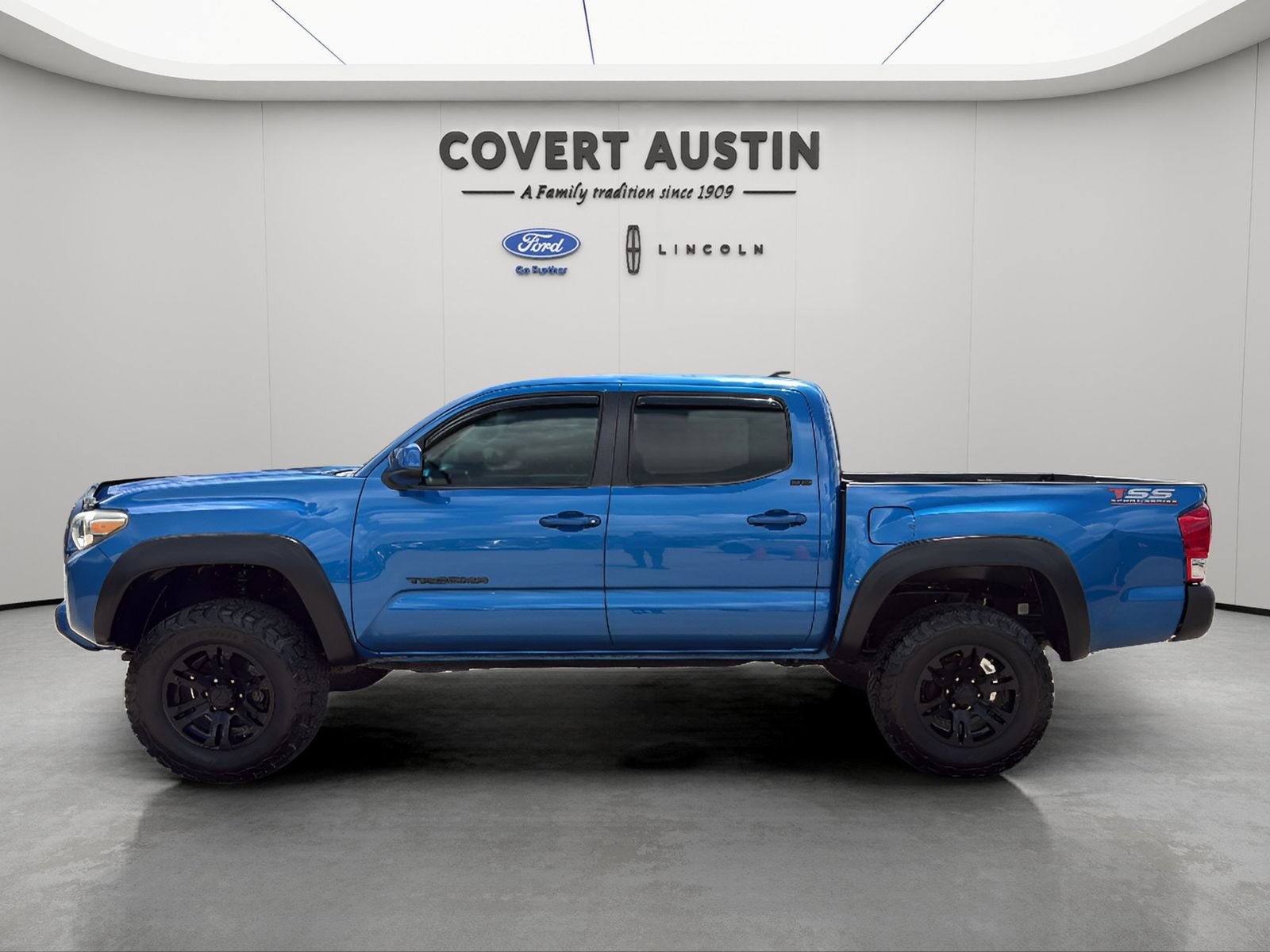 Used 2016 Blue Toyota SR5 image 2