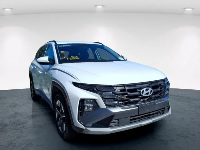 Used 2025 White Hyundai SEL image 10