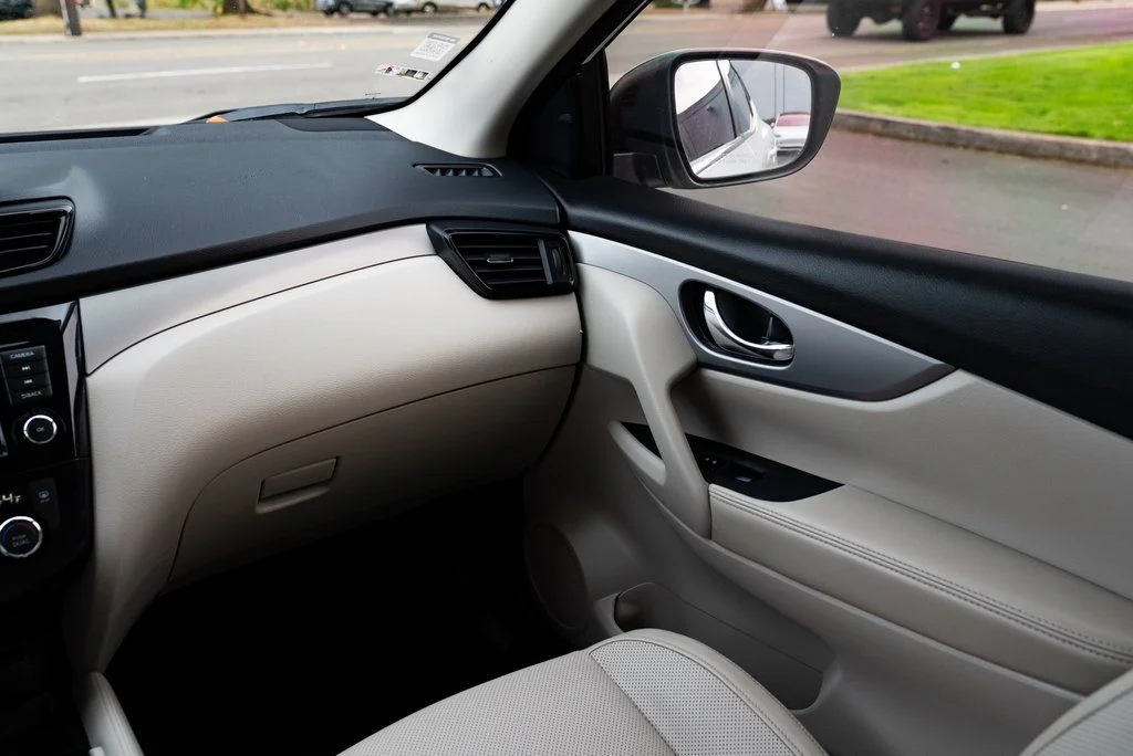 Used 2020 White Nissan SL image 10
