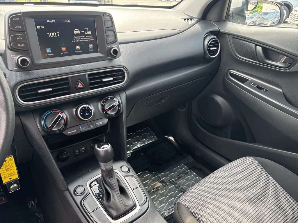 Used 2021 White Hyundai SE image 19
