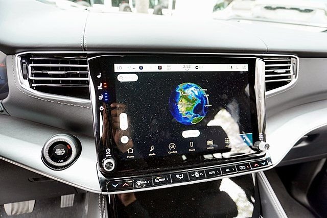 New 2026 Bright White Clear-Coat Exterior Paint Jeep Limited Reserve image 35