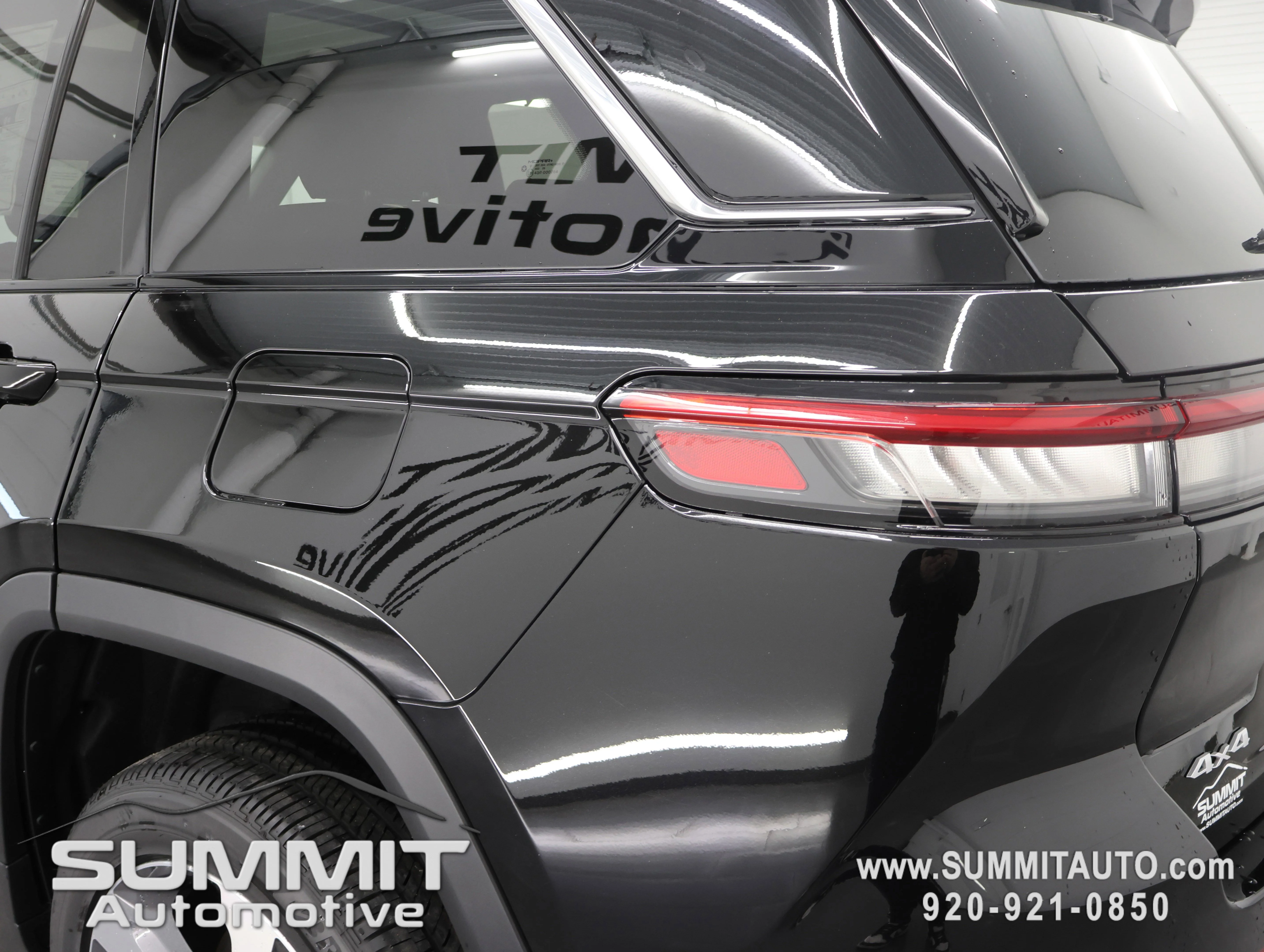 New 2025 Diamond Black Crystal Pearl-Coat Exterior Paint Jeep Limited image 35