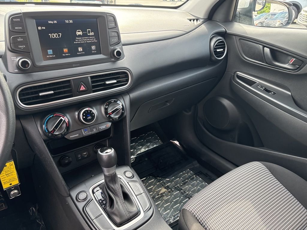 Used 2021 White Hyundai SE image 19