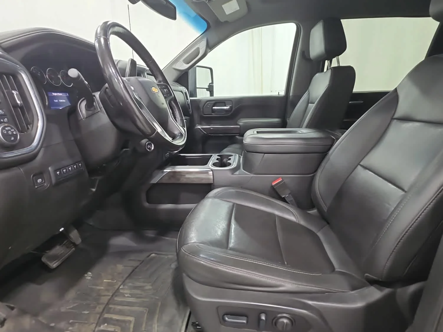 Used 2022 Silver Ice Metallic Chevrolet LTZ image 11