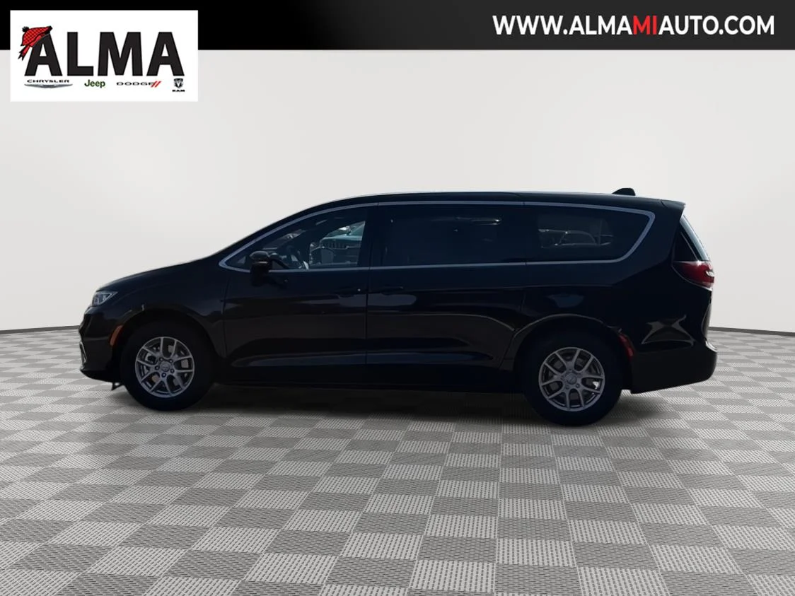 New 2026 Diamond Black Crystal Pearl-Coat Exterior Paint Chrysler Select image 5