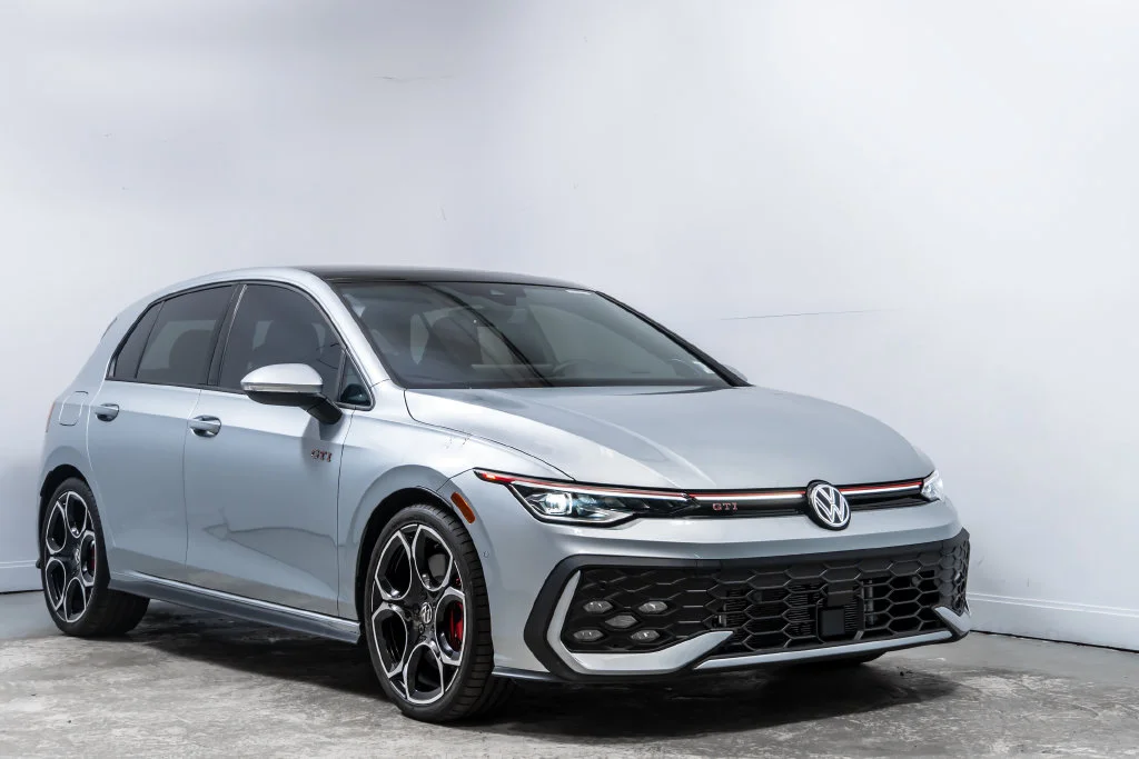 Used 2025 Alpine Silver Metallic Volkswagen Autobahn image 9