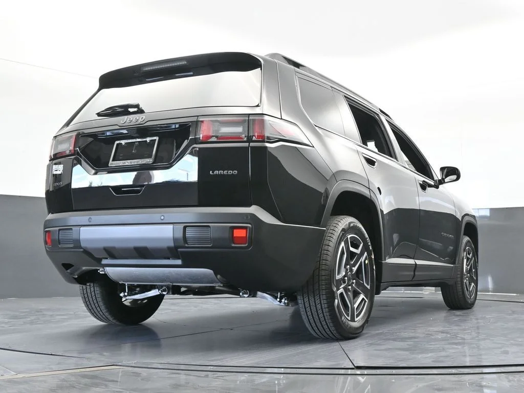 New 2026 Diamond Black Crystal Pearl-Coat Exterior Paint Jeep Laredo image 51