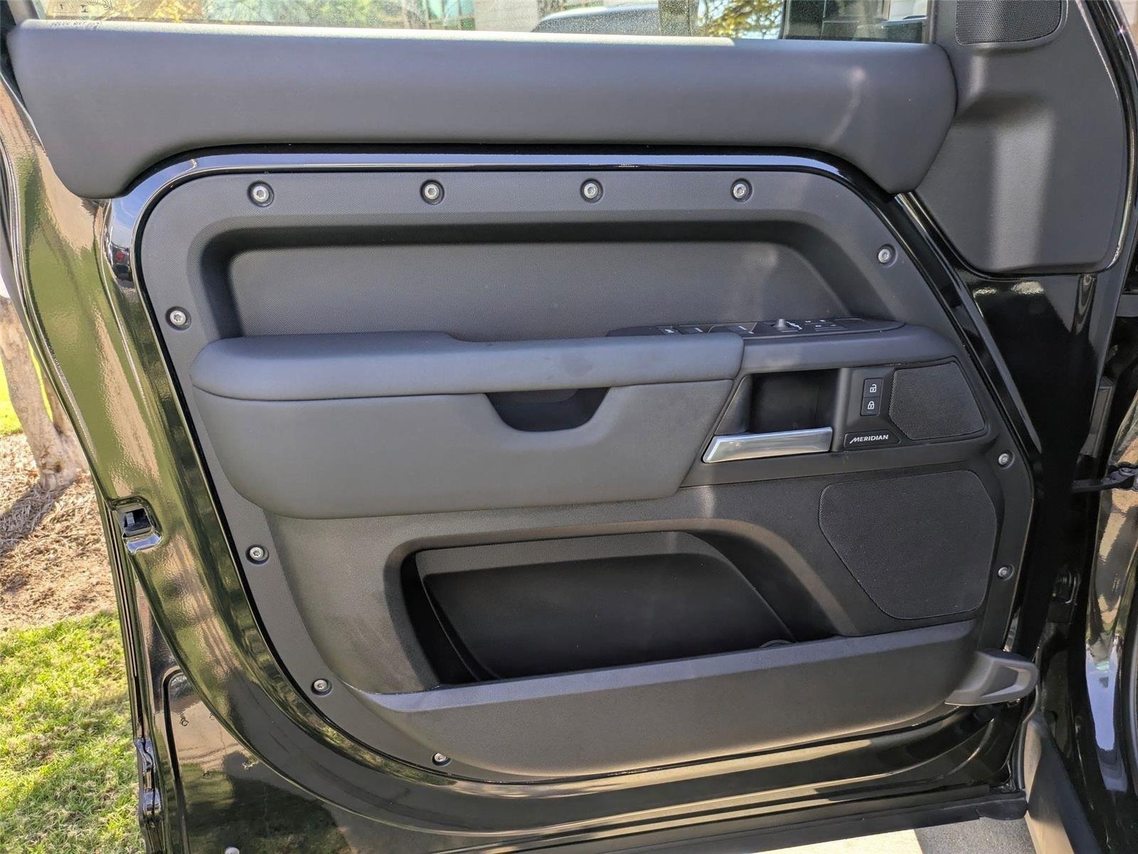 Used 2025  Land Rover S image 11