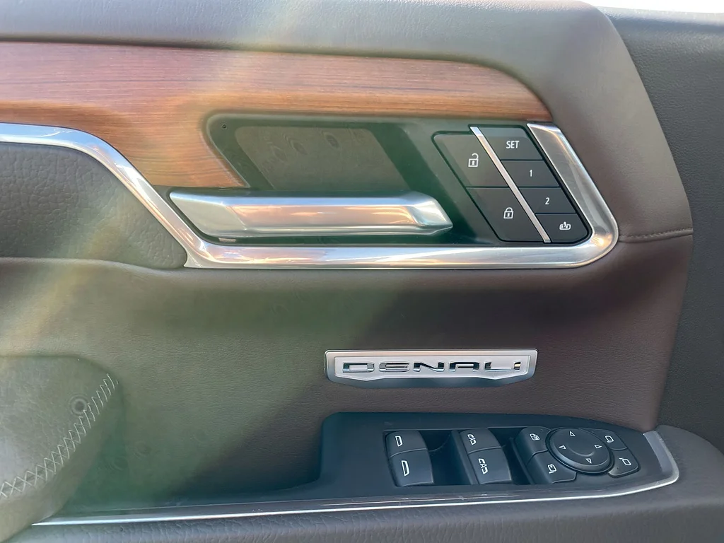 Used 2022 SUMMIT WHITE GMC Denali image 24