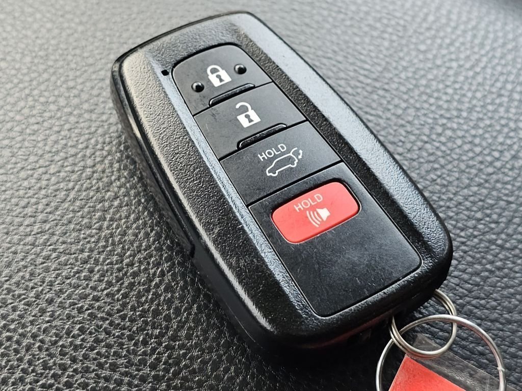 Used 2021 Pearl Toyota Hybrid XLE image 35