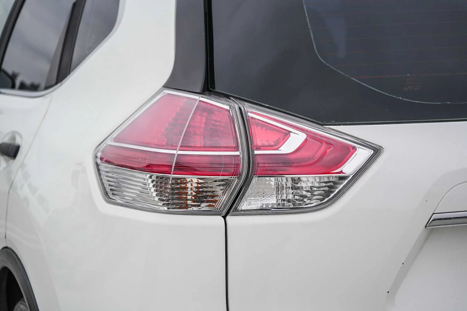 Used 2016 Glacier White Nissan S image 9