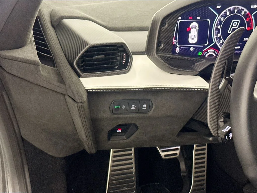 Used 2024  Lamborghini  image 10