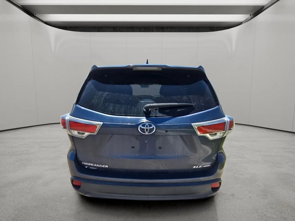 Used 2014 Shoreline Blue Pearl Toyota XLE image 4