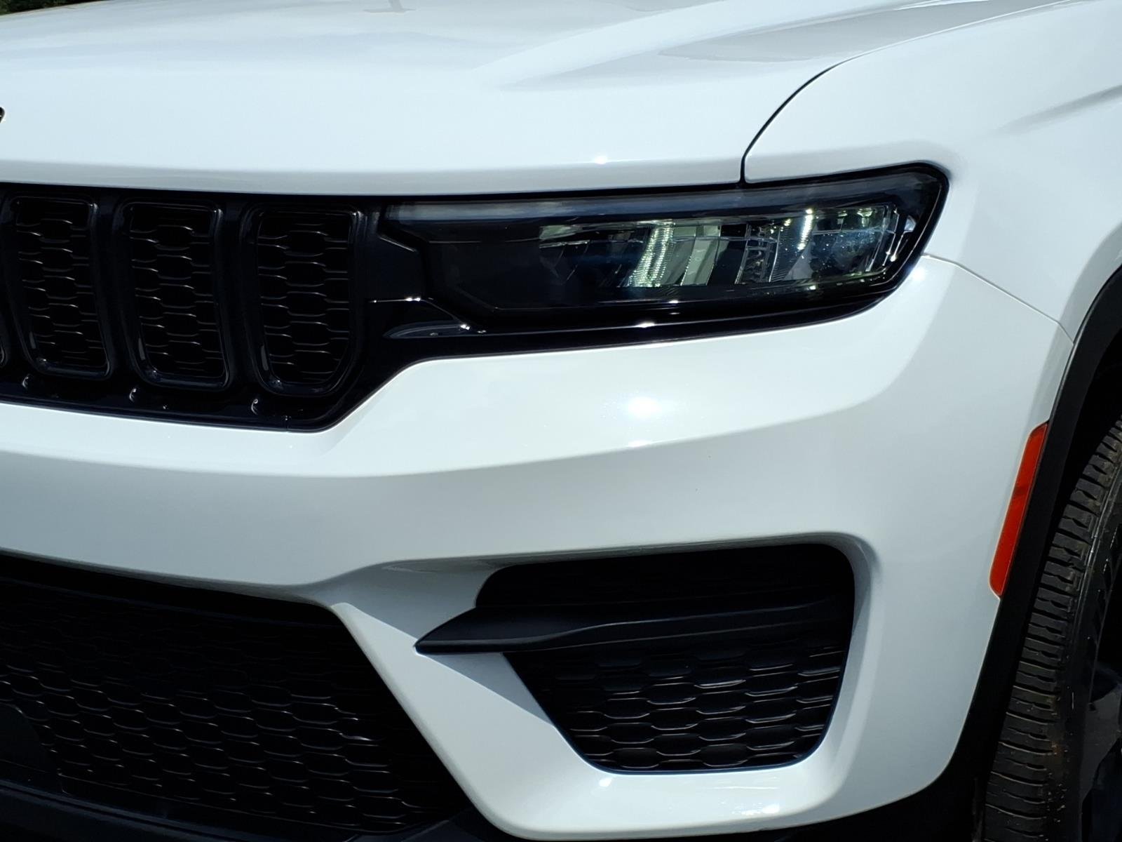Used 2024 Bright White Clearcoat Jeep Altitude X image 15