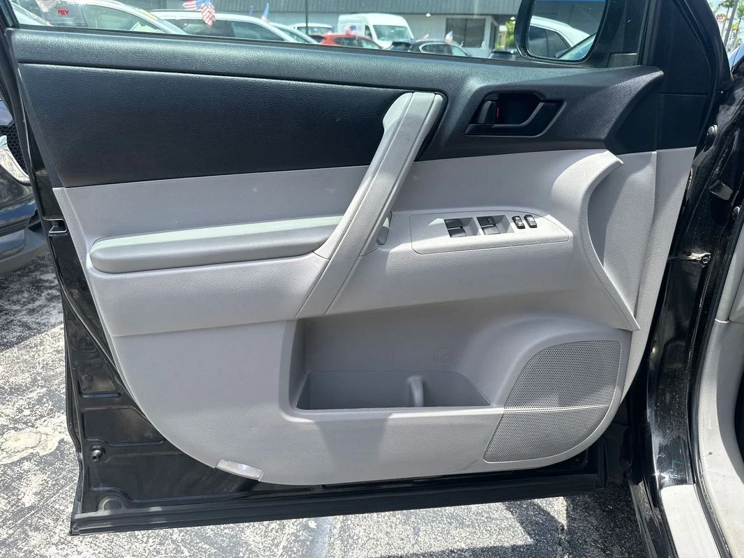 Used 2011  Toyota Base V6 image 13