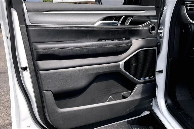 New 2026 Bright White Clear-Coat Exterior Paint Jeep Limited Altitude image 24
