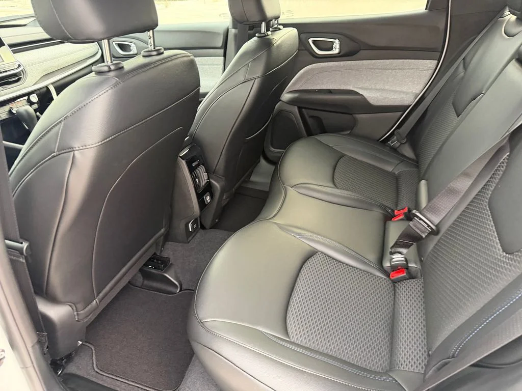 New 2026 Bright White Clearcoat Jeep Latitude image 9
