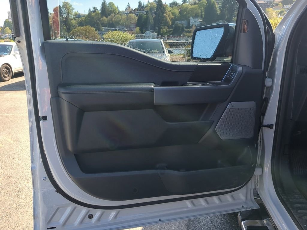 Used 2024  Ford Lariat image 13