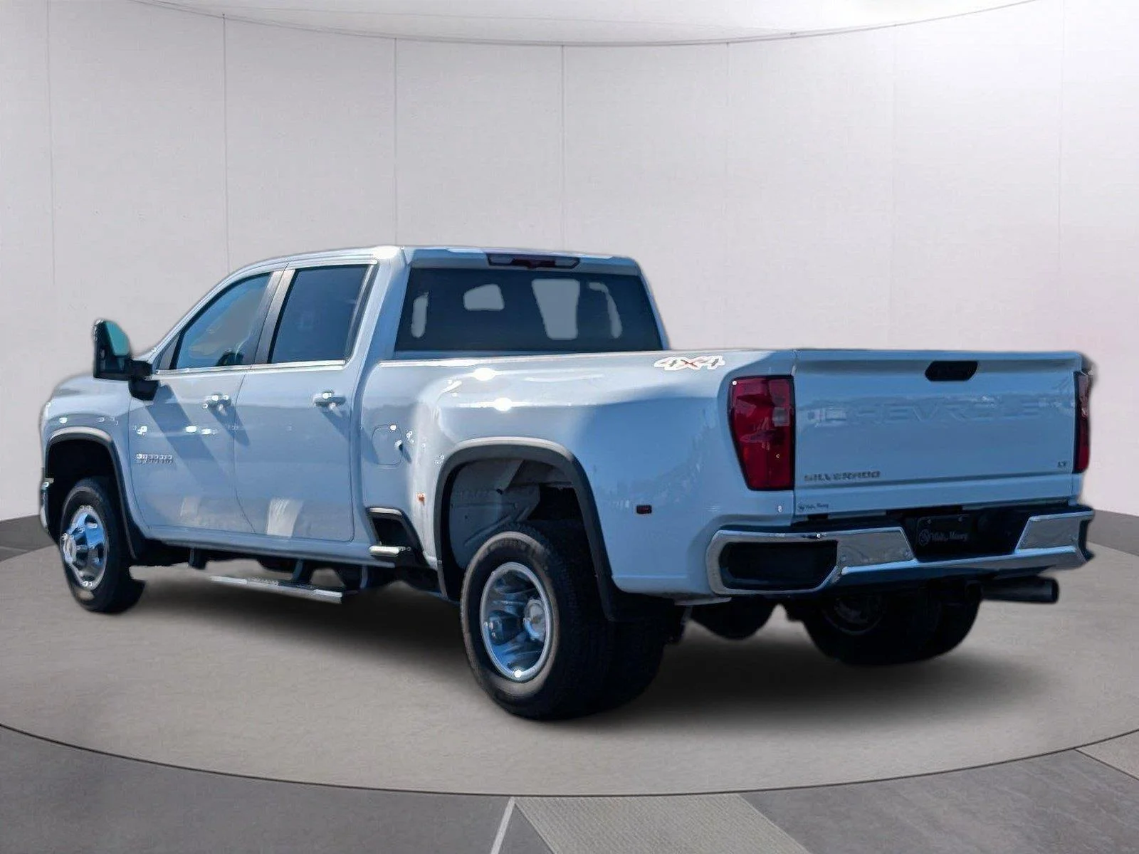 Used 2024 Summit White Chevrolet LT DRW image 3