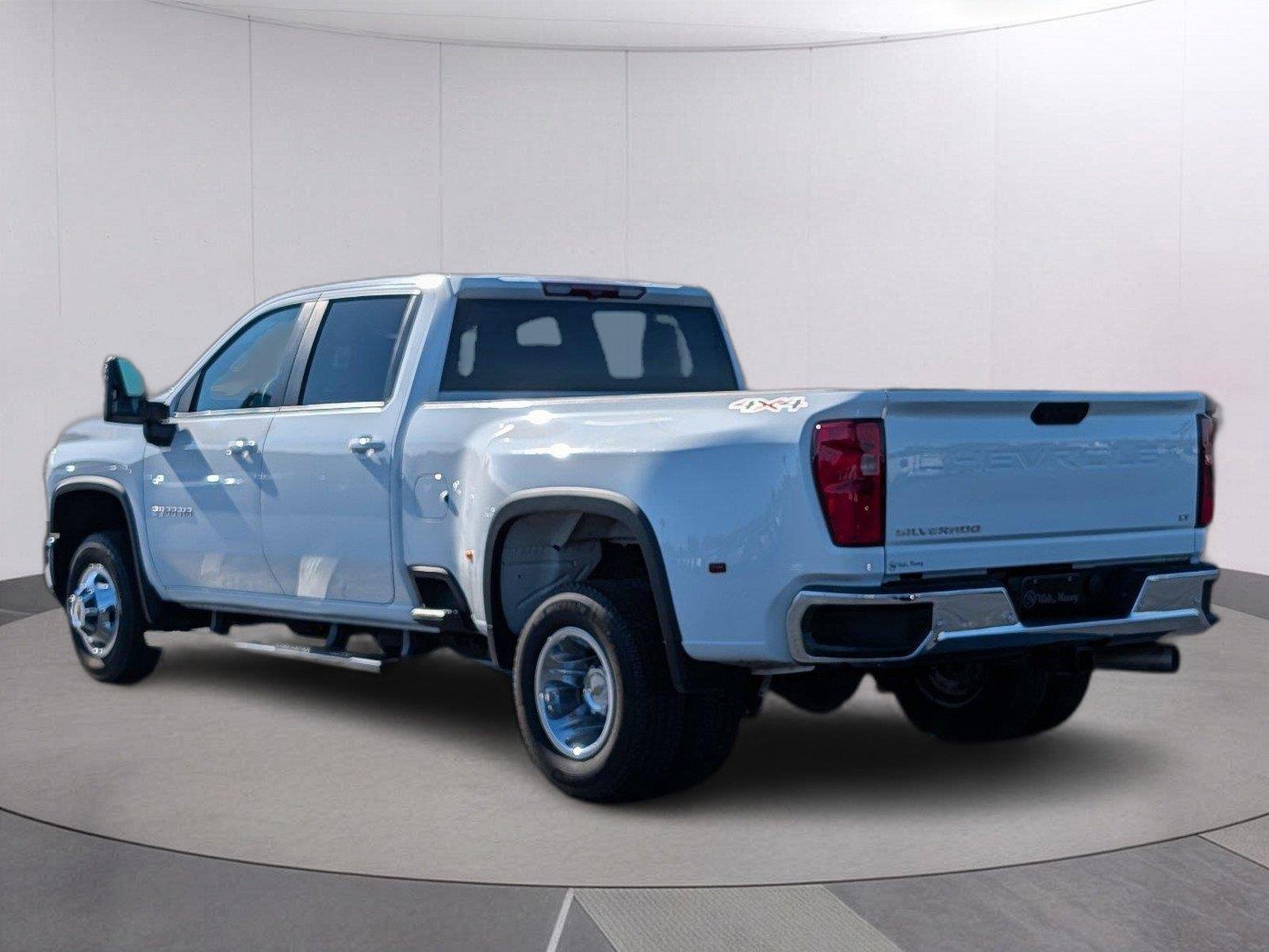 Used 2024 Summit White Chevrolet LT DRW image 3