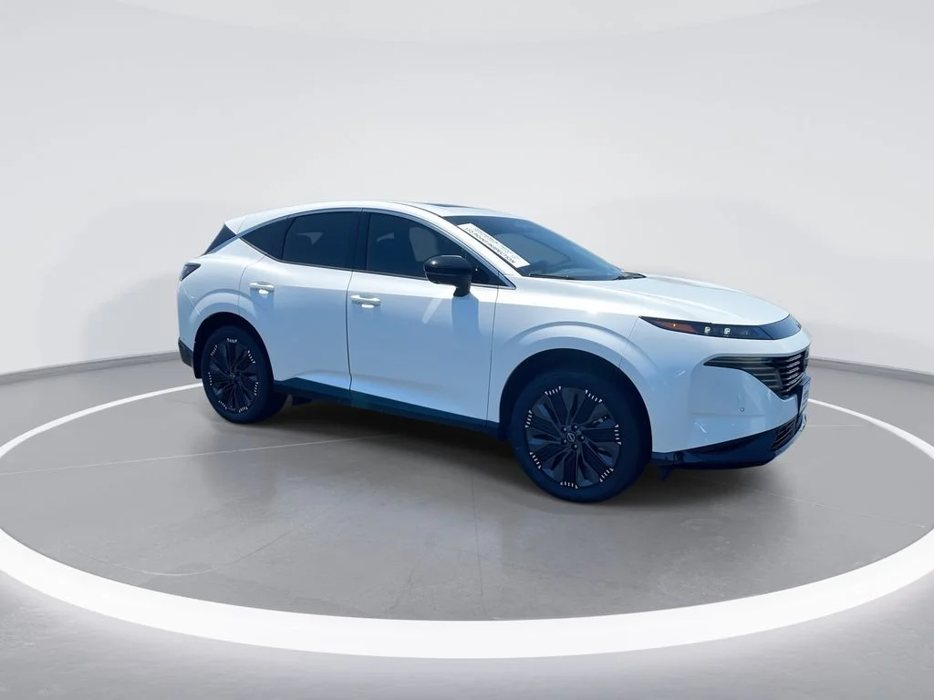 Used 2025 White Nissan Platinum image 2