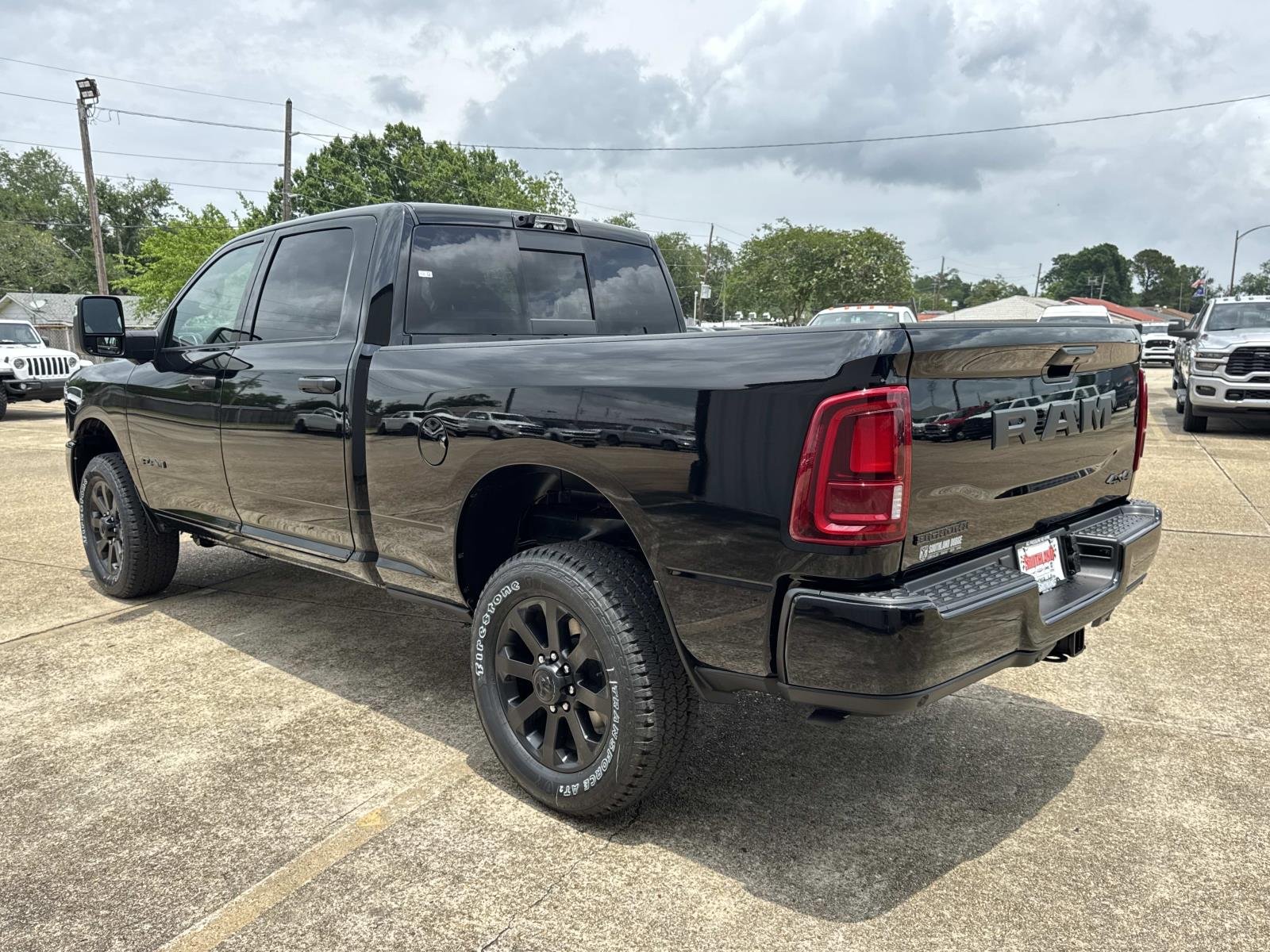 New 2026 Diamond Black Crystal Pearl-Coat Exterior Paint RAM Big Horn image 4
