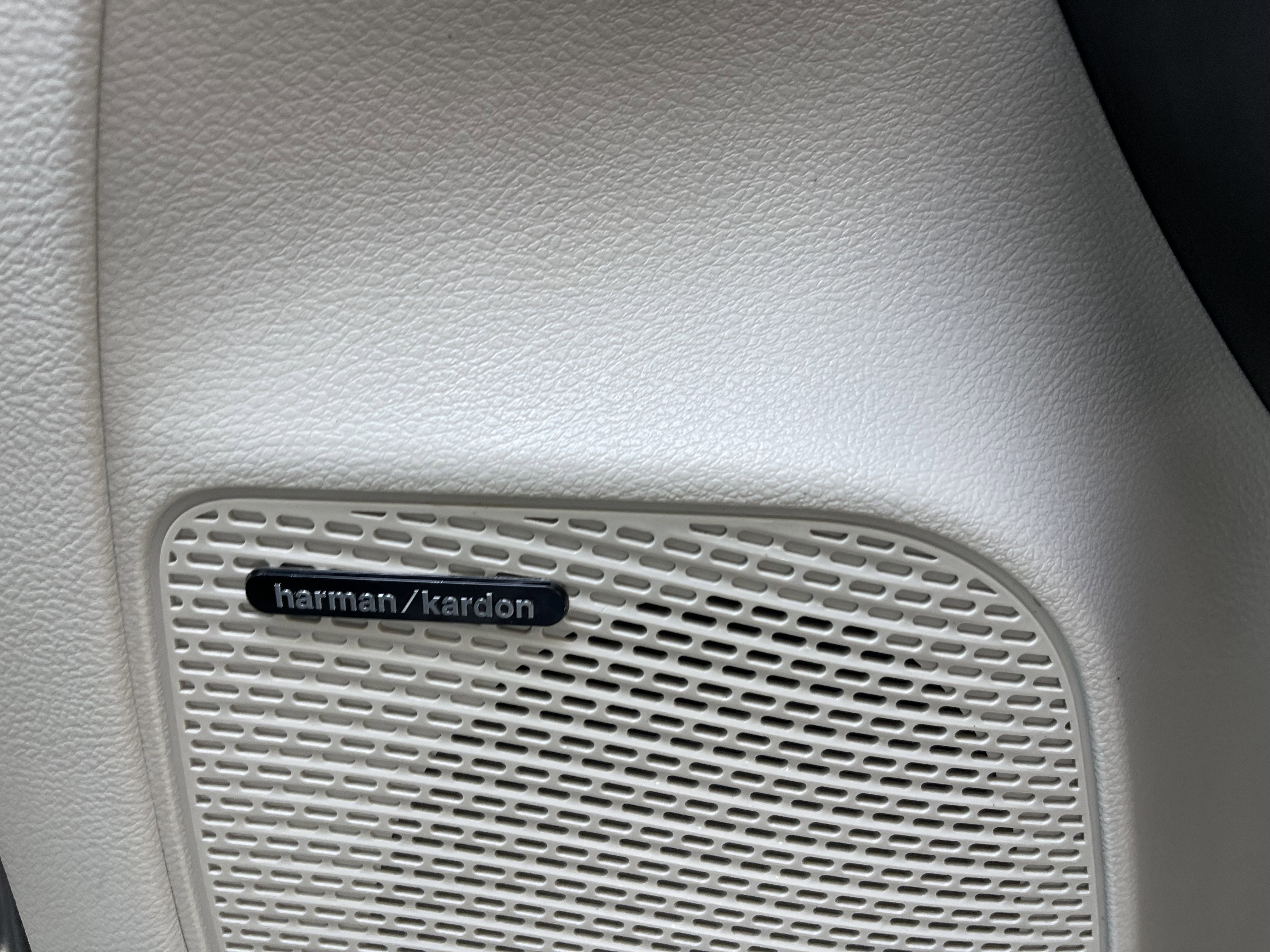 Used 2022 White Chrysler Limited image 29