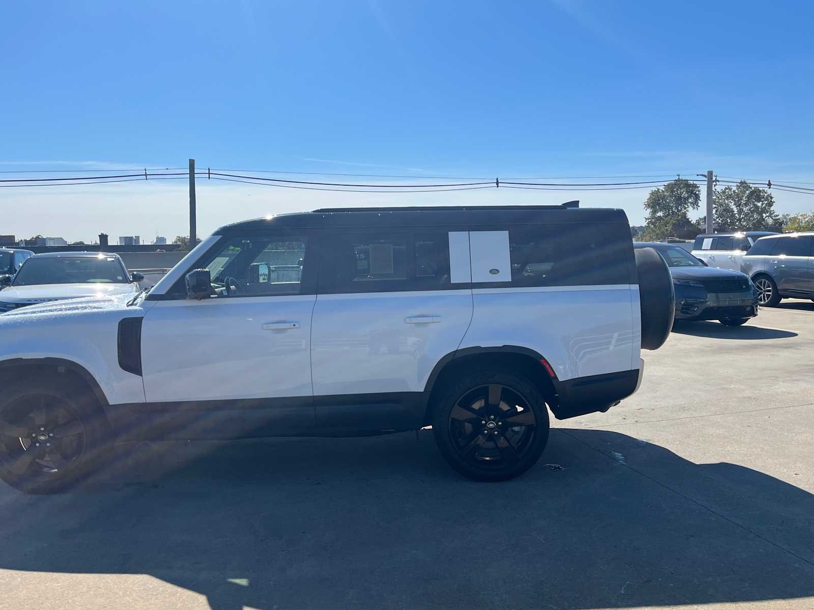 Used 2023 Fuji White Land Rover SE image 2