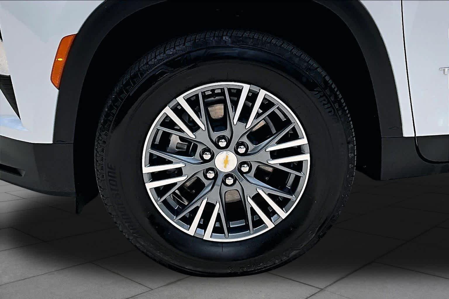Used 2025 Summit White Chevrolet FWD LT image 11