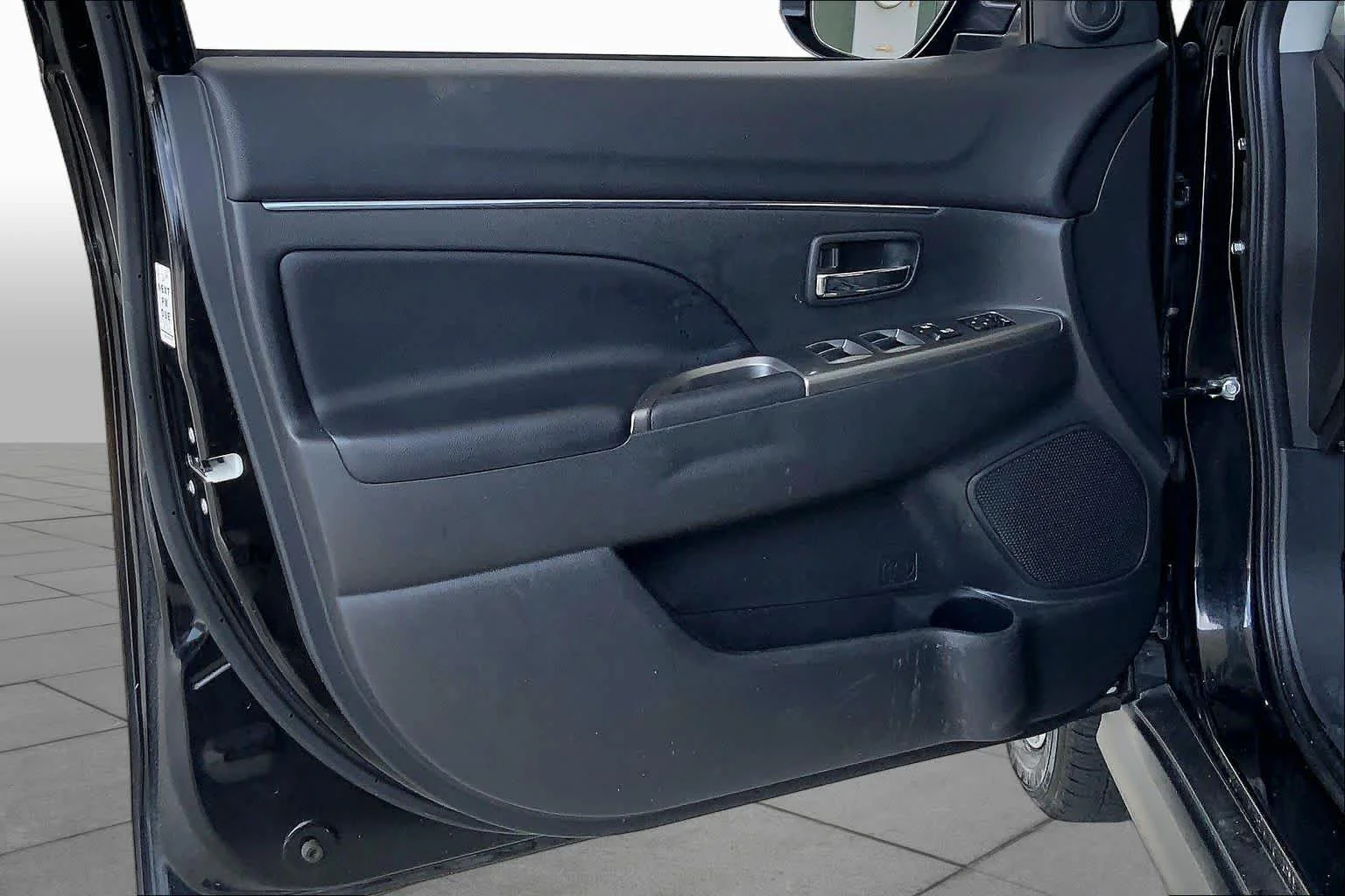 Used 2024 Labrador Black Pearl Mitsubishi SE image 22