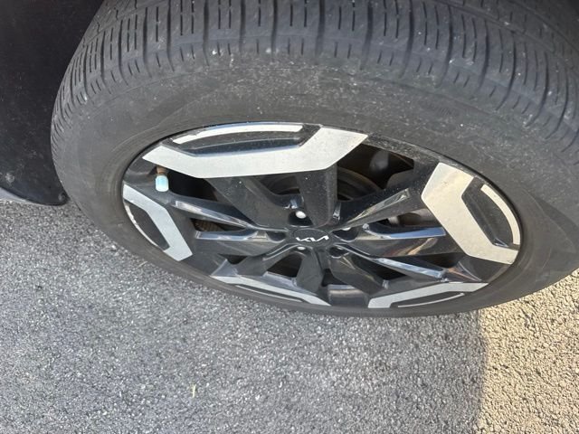 Used 2024 White Kia S image 3