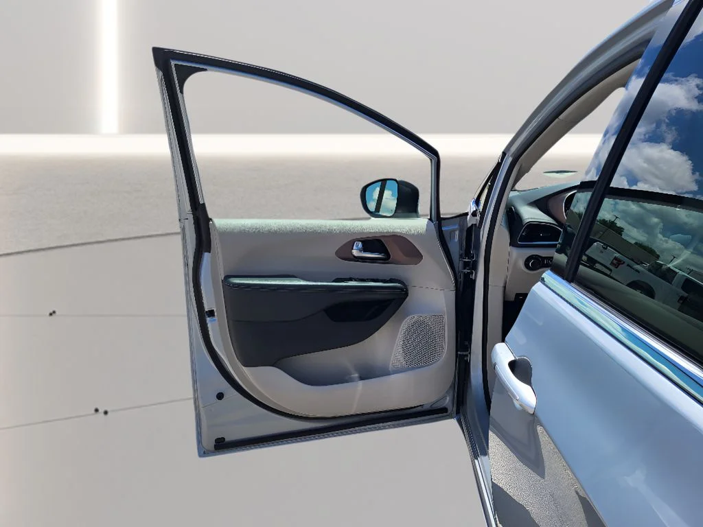 Used 2023 Silver Mist Clearcoat Chrysler LX image 17
