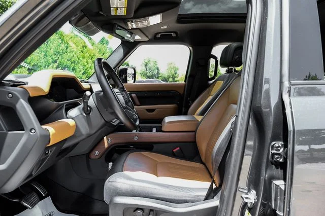 Used 2024 Santorini Black Metallic Land Rover X image 4