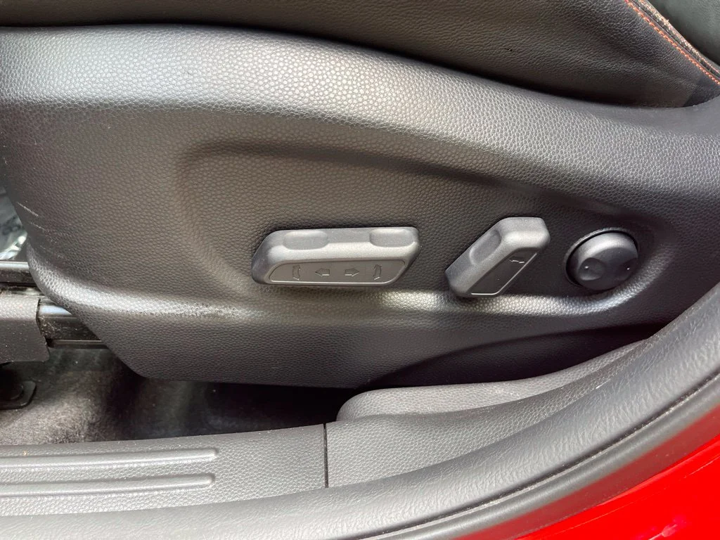 Used 2018 Red Kia Exclaim image 17