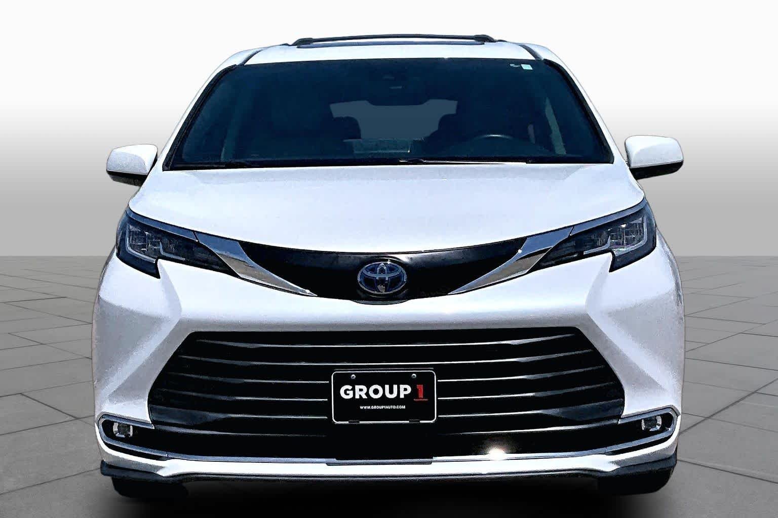 Used 2022 Wind Chill Pearl Toyota XLE image 4