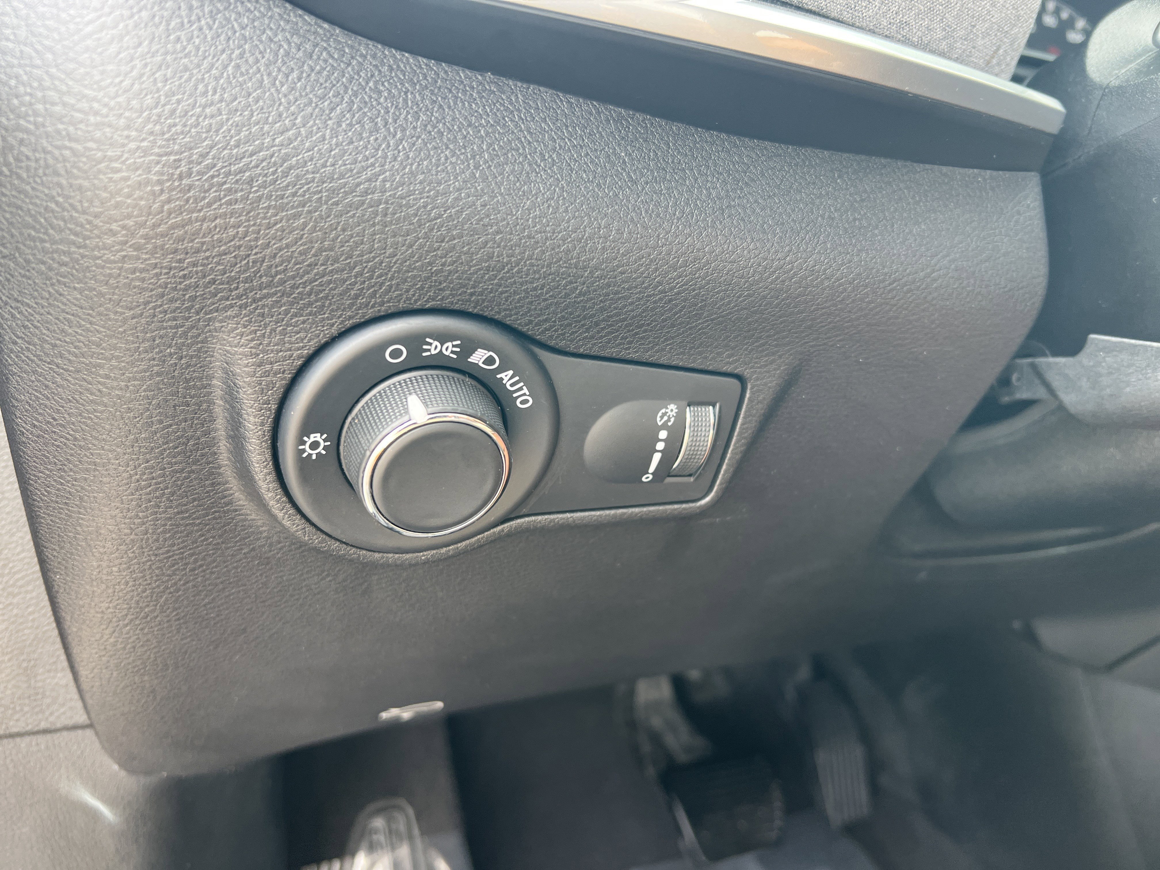 Used 2023 Diamond Black Crystal Pearlcoat Jeep Sport image 31