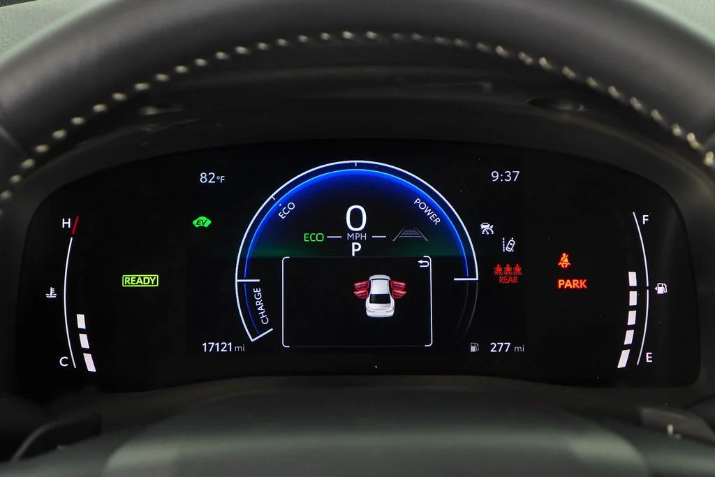 Used 2025  Toyota SE image 27