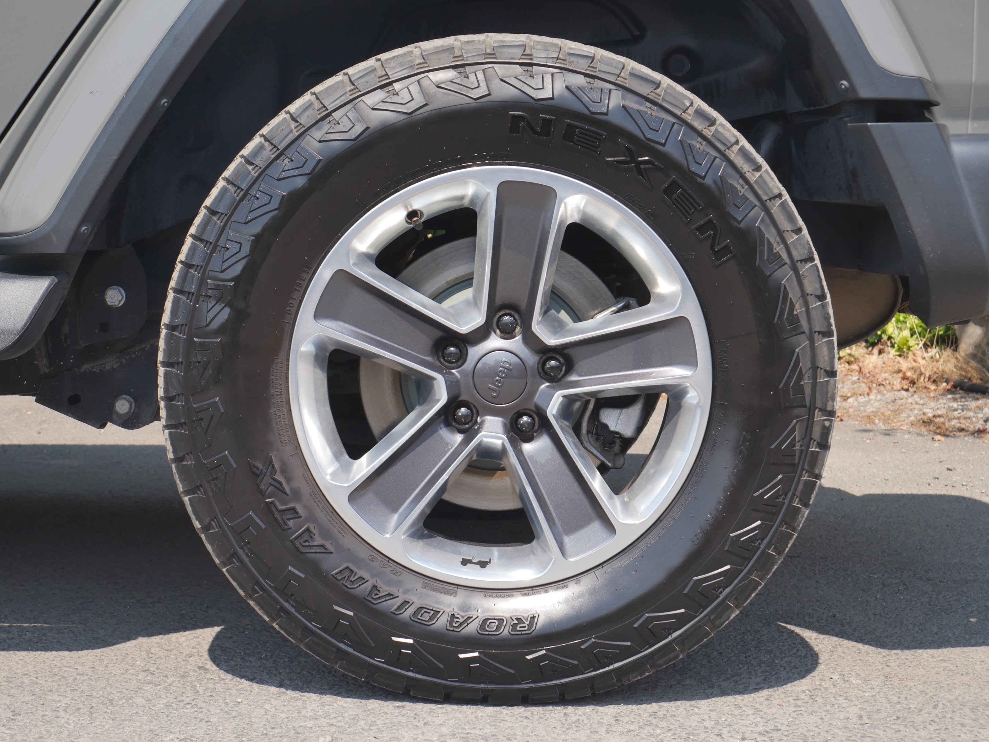 Used 2018 Sting Gray Clearcoat Jeep Sahara image 17