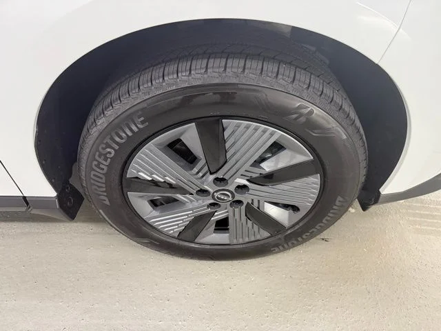 New 2025 Everest White TriCoat Nissan SL image 4