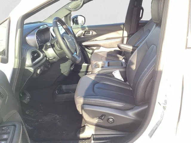 New 2026 Bright White Clearcoat Chrysler SELECT image 10