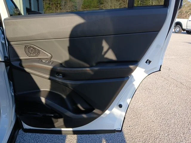New 2026 Bright White Clear-Coat Exterior Paint Jeep Limited image 26