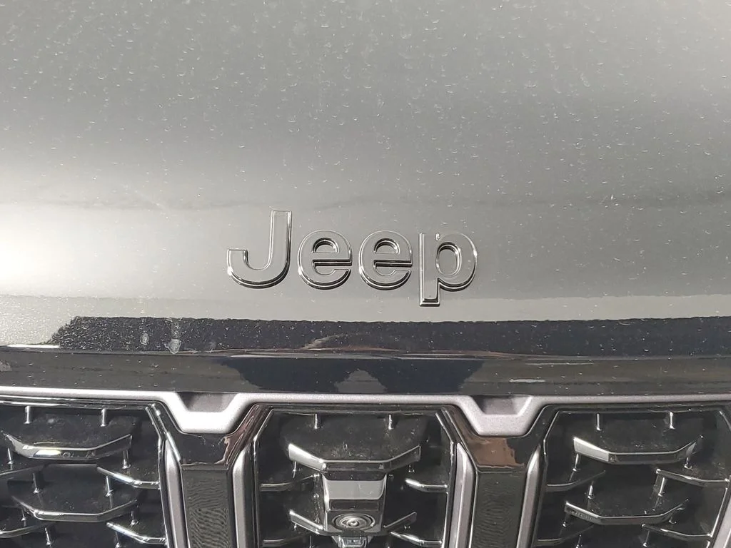 New 2026 Diamond Black Crystal Pearl-Coat Exterior Paint Jeep Limited Reserve image 10