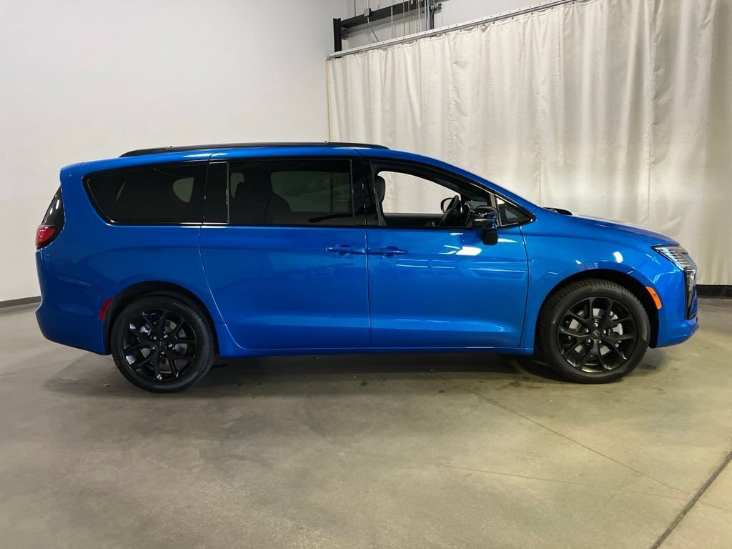 New 2027 Hydro Blue Pearl-Coat Exterior Paint Chrysler Limited image 31
