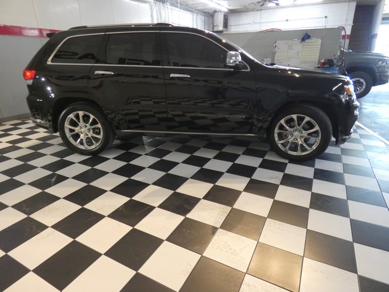 Used 2020 DIAMOND BLACK CRY Jeep 4d SUV 4WD Summit V6 image 4