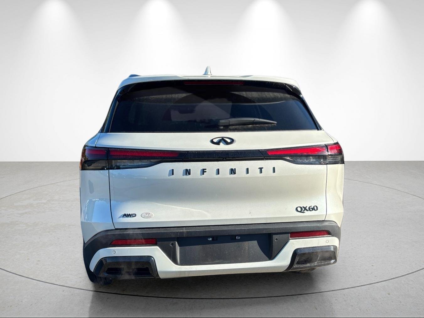 Used 2025 Majestic White INFINITI LUXE image 4