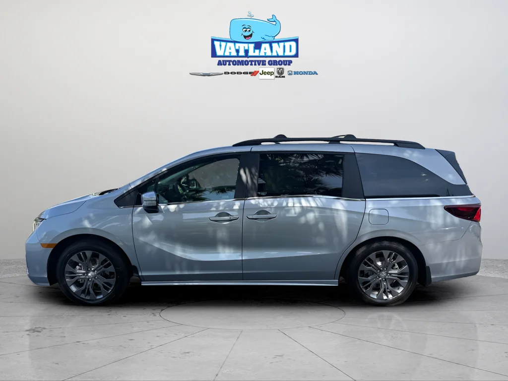New 2026 Solar Silver Metallic Honda Touring image 2