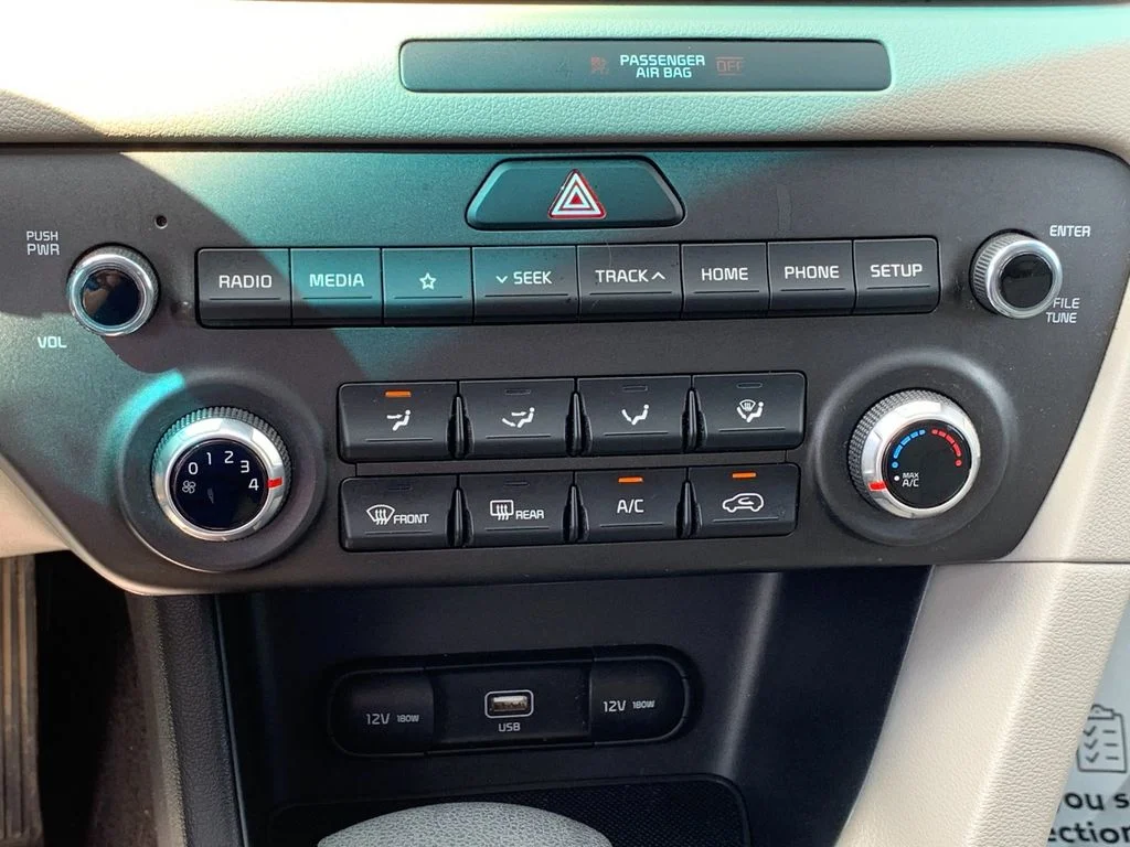 Used 2022 White Kia LX image 23