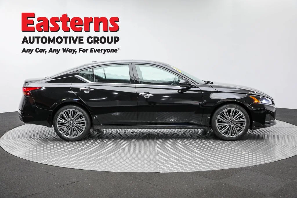 Used 2023 Black Nissan 2.5 SL image 4