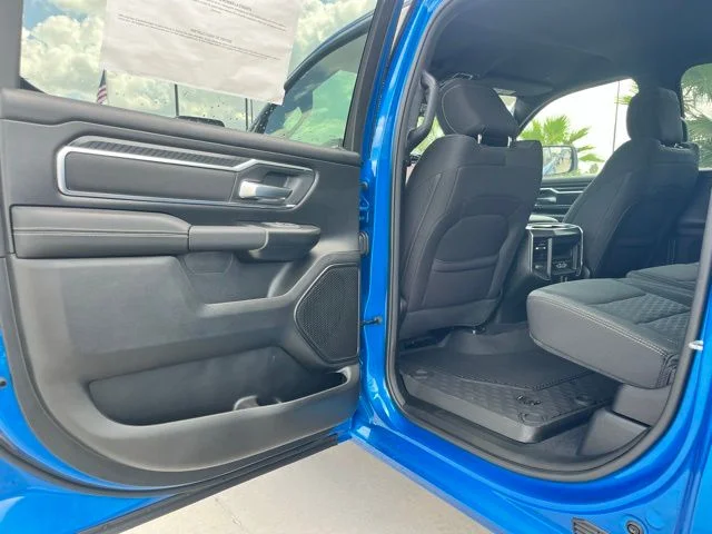 New 2025 Hydro Blue Pearl-Coat Exterior Paint RAM Big Horn/Lone Star image 18