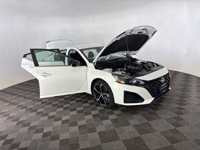 Used 2024 White Nissan 2.5 SR image 12